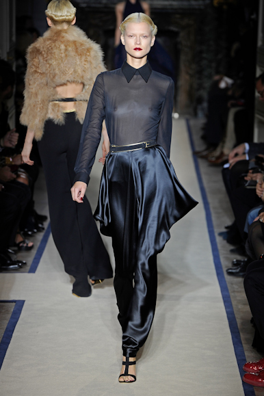 desfile-ysl-parisverao2011rtw-129