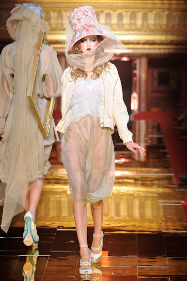 desfile-johngalliano-parisverao2011rtw-106