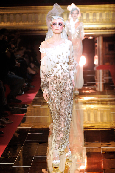 desfile-johngalliano-parisverao2011rtw-122