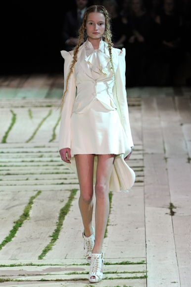 desfile-amcqueen-parisverao2011rtw-101