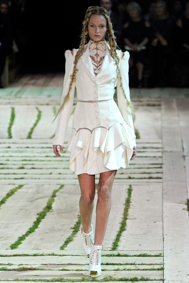 desfile-amcqueen-parisverao2011rtw-102