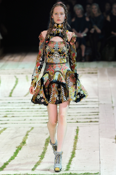desfile-amcqueen-parisverao2011rtw-103