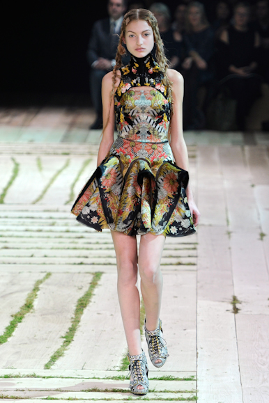 desfile-amcqueen-parisverao2011rtw-104