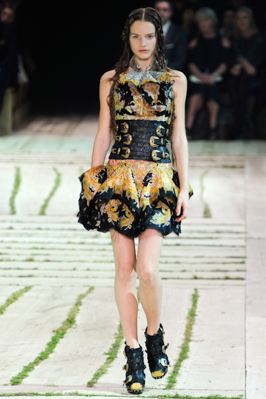 desfile-amcqueen-parisverao2011rtw-105