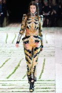 desfile-amcqueen-parisverao2011rtw-106