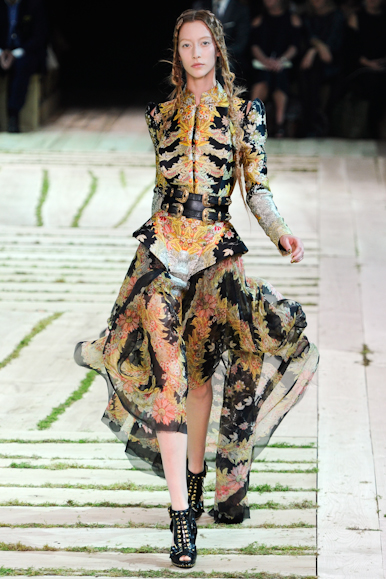 desfile-amcqueen-parisverao2011rtw-107