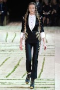 desfile-amcqueen-parisverao2011rtw-108