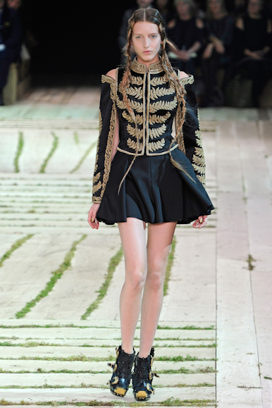 desfile-amcqueen-parisverao2011rtw-109