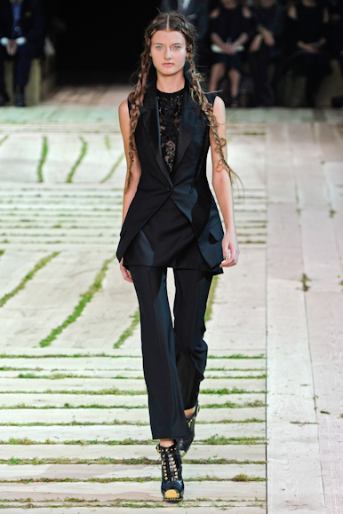 desfile-amcqueen-parisverao2011rtw-110