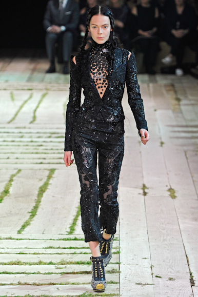 desfile-amcqueen-parisverao2011rtw-112