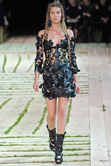 desfile-amcqueen-parisverao2011rtw-113