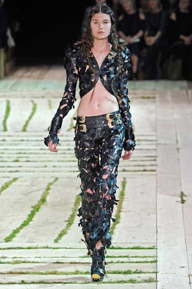 desfile-amcqueen-parisverao2011rtw-114