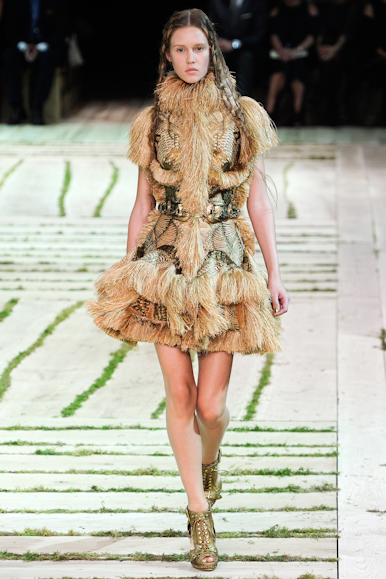 desfile-amcqueen-parisverao2011rtw-118