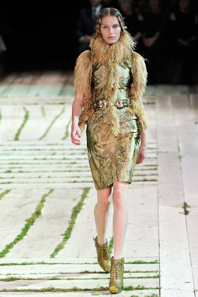 desfile-amcqueen-parisverao2011rtw-119