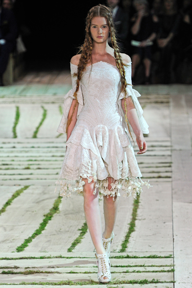 desfile-amcqueen-parisverao2011rtw-121