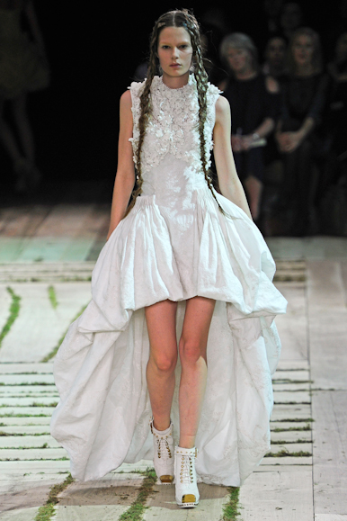 desfile-amcqueen-parisverao2011rtw-122
