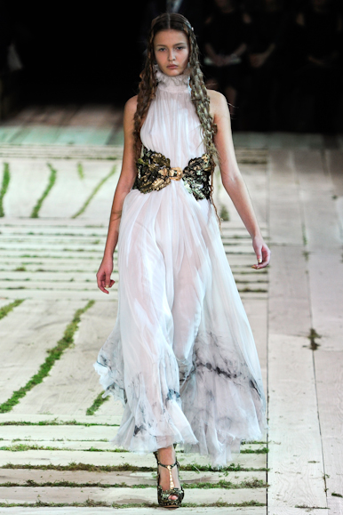 desfile-amcqueen-parisverao2011rtw-123