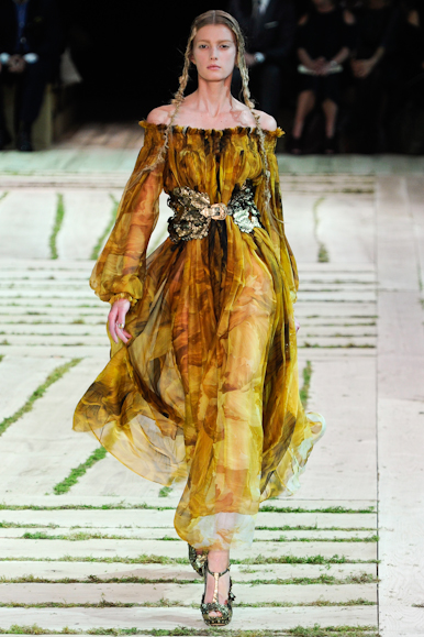 desfile-amcqueen-parisverao2011rtw-124