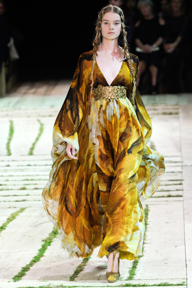 desfile-amcqueen-parisverao2011rtw-125