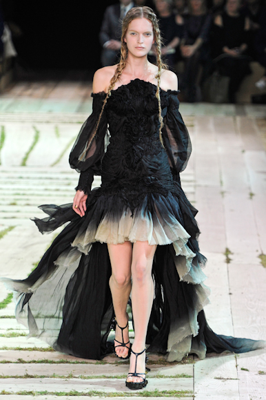 desfile-amcqueen-parisverao2011rtw-130