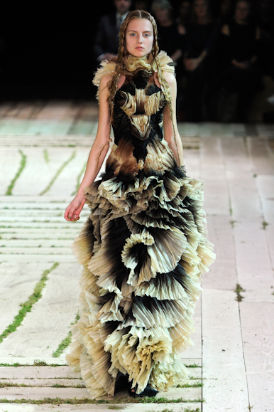 desfile-amcqueen-parisverao2011rtw-132