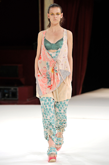 desfile-kenzo-parisverao2011rtw-101