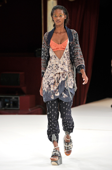 desfile-kenzo-parisverao2011rtw-125