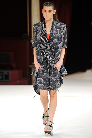 desfile-kenzo-parisverao2011rtw-131