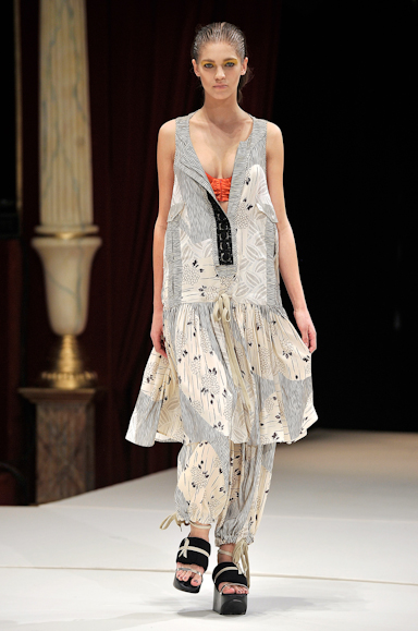 desfile-kenzo-parisverao2011rtw-135