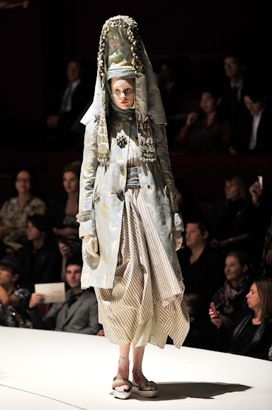desfile-kenzo-parisverao2011rtw-159
