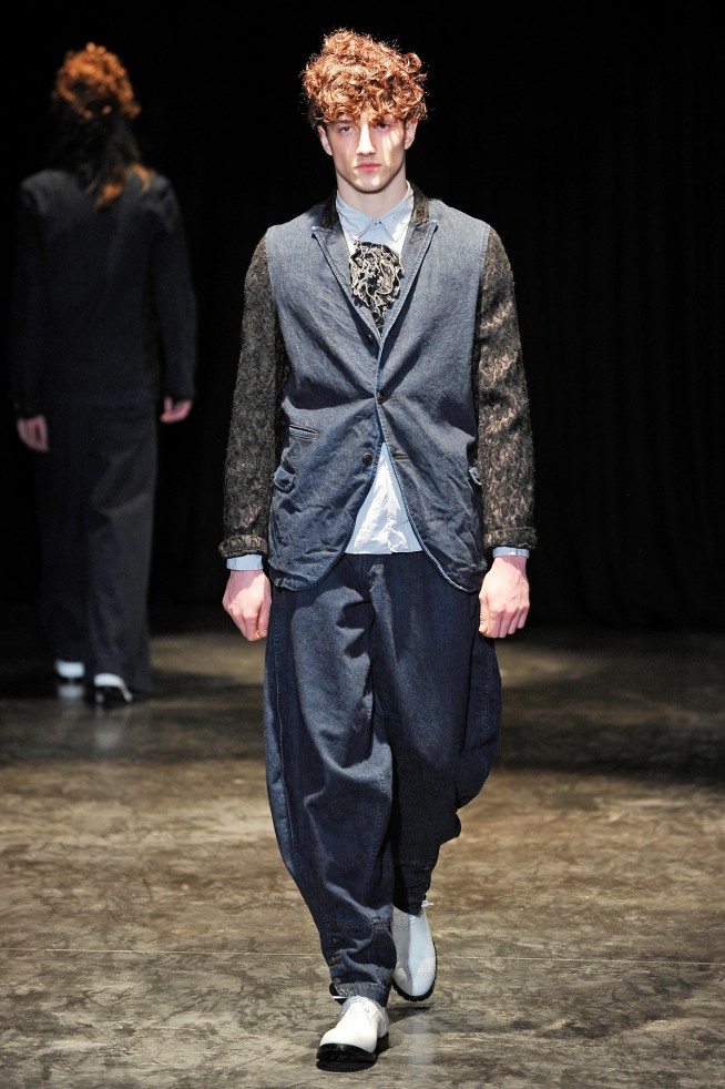 desfile-commedesgarcons-parisinverno2011men-102