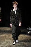desfile-commedesgarcons-parisinverno2011men-105