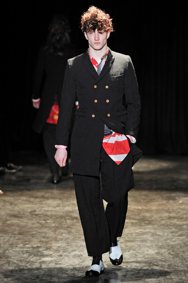 desfile-commedesgarcons-parisinverno2011men-114