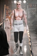 desfiles-johngalliano-parisinverno2011men-124