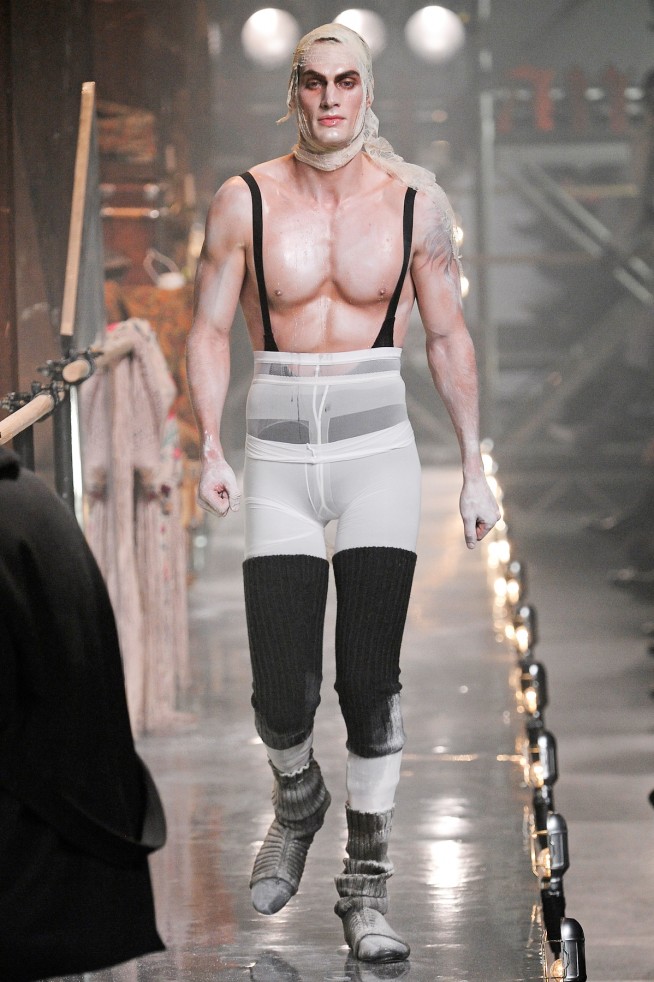 desfiles-johngalliano-parisinverno2011men-124