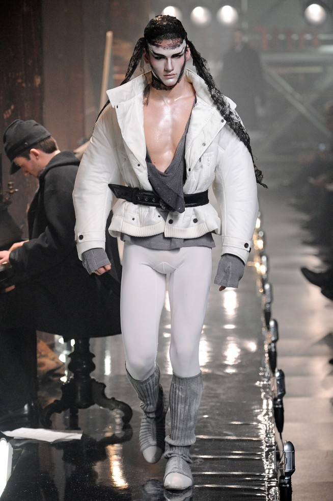 desfiles-johngalliano-parisinverno2011men-125
