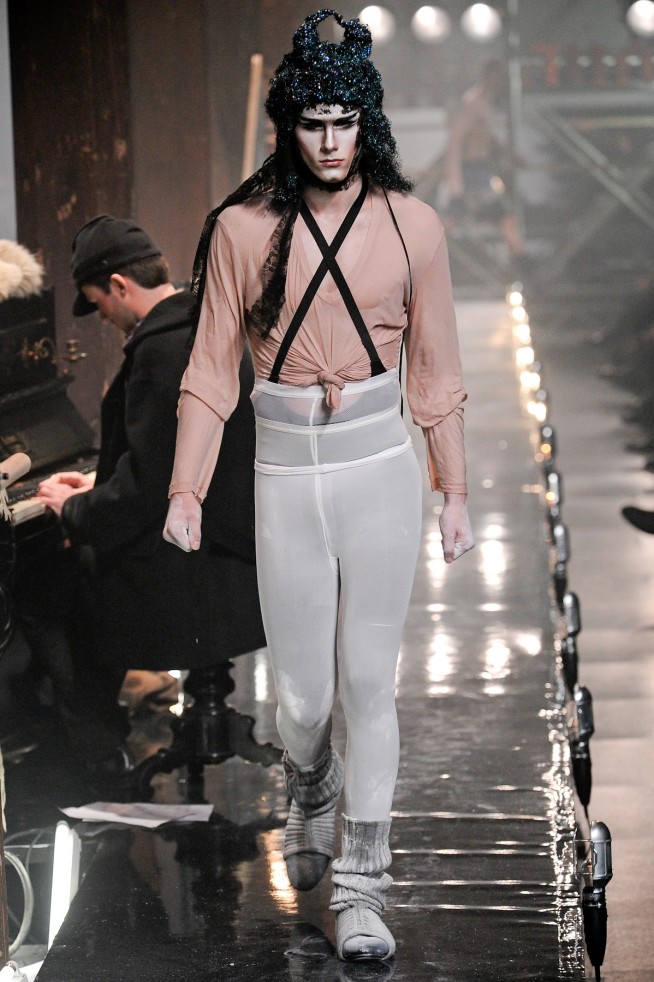 desfiles-johngalliano-parisinverno2011men-130