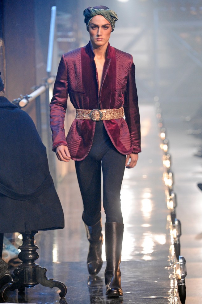 desfiles-johngalliano-parisinverno2011men-134