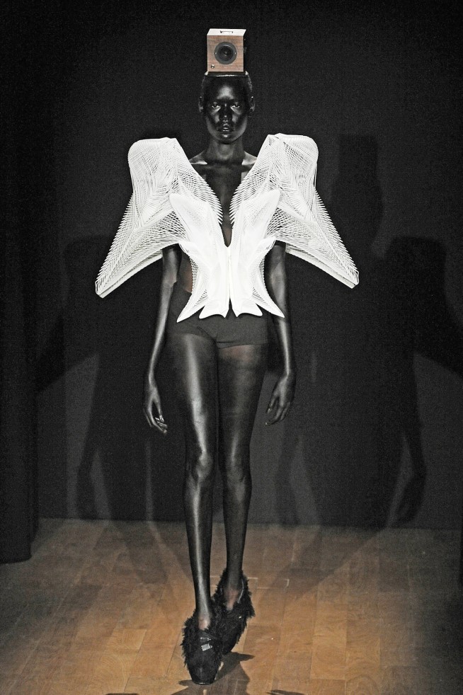 desfiles-irisvanherpen-parisverao2011hc-111