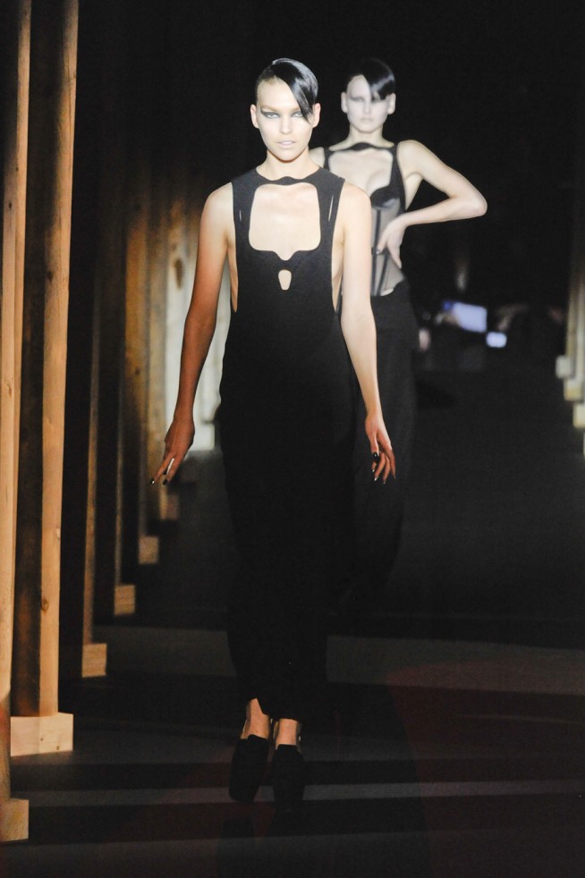 desfiles-mugler-parisinverno2011rtw-132