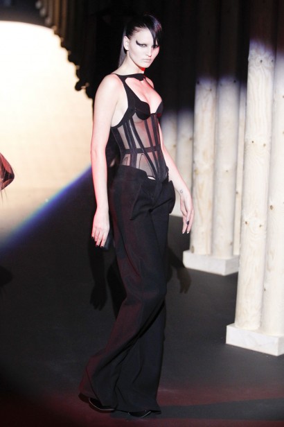 desfiles-mugler-parisinverno2011rtw-134