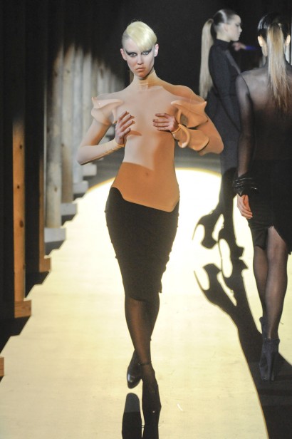 desfiles-mugler-parisinverno2011rtw-143