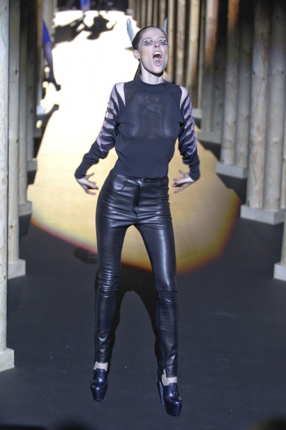 desfiles-mugler-parisinverno2011rtw-145