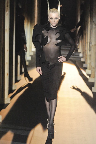 desfiles-mugler-parisinverno2011rtw-153