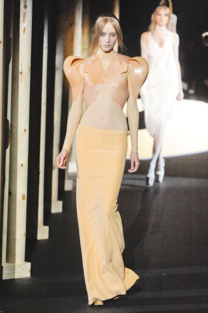 desfiles-mugler-parisinverno2011rtw-156