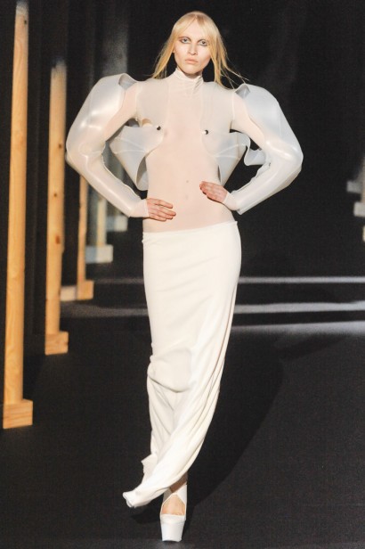 desfiles-mugler-parisinverno2011rtw-159