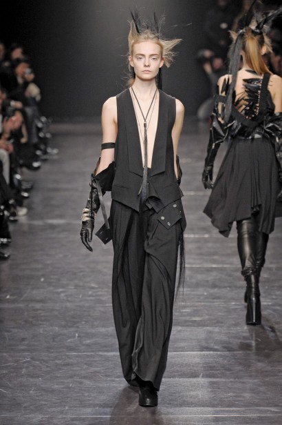 desfiles-anndemeulemeester-parisinverno2011rtw-148