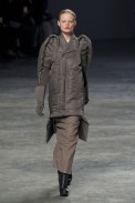 desfiles-rickowens-parisinverno2011rtw-133