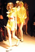 desfiles-commedesgarcon-parisinverno2011rtw-35