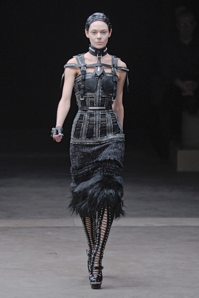 desfiles-mcqueen-parisinverno2011rtw-143